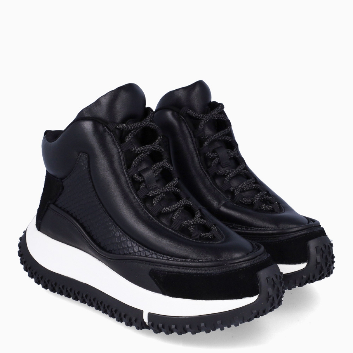 Botines de la marca 4CCCCEES, modelo KAPOK GONI. Exterior en piel color negro con efecto serpiente. Interior en piel color negro con plantilla acolchada y extraíble para máxima comodidad. Cierre de los botines 4CCCCEES con cordones negros y suela con cuña de 4cm de altura. Estos botines 4CCCCEES KAPOK GONI son unos clásicos combinables con distintos looks!