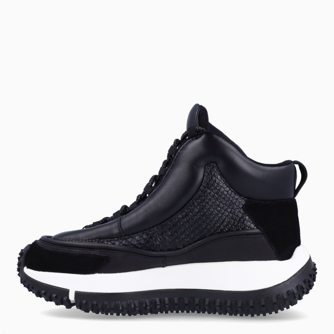 Botines de la marca 4CCCCEES, modelo KAPOK GONI. Exterior en piel color negro con efecto serpiente. Interior en piel color negro con plantilla acolchada y extraíble para máxima comodidad. Cierre de los botines 4CCCCEES con cordones negros y suela con cuña de 4cm de altura. Estos botines 4CCCCEES KAPOK GONI son unos clásicos combinables con distintos looks!