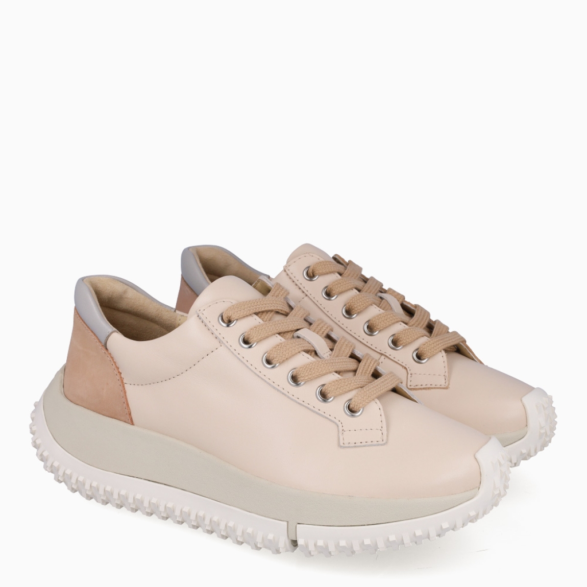 Deportivas de la marca 4CCCCEES, modelo KAPOK SOON. Exterior en piel color beig. Interior en piel color beig con plantilla acolchada y extraíble para máxima comodidad. Cierre de las deportivas 4CCCCEES con cordones a tono y suela dentada blanca con plataforma de 4cm de altura. Estas deportivas 4CCCCEES KAPOK SOON son unas clásicas combinables con distintos looks!