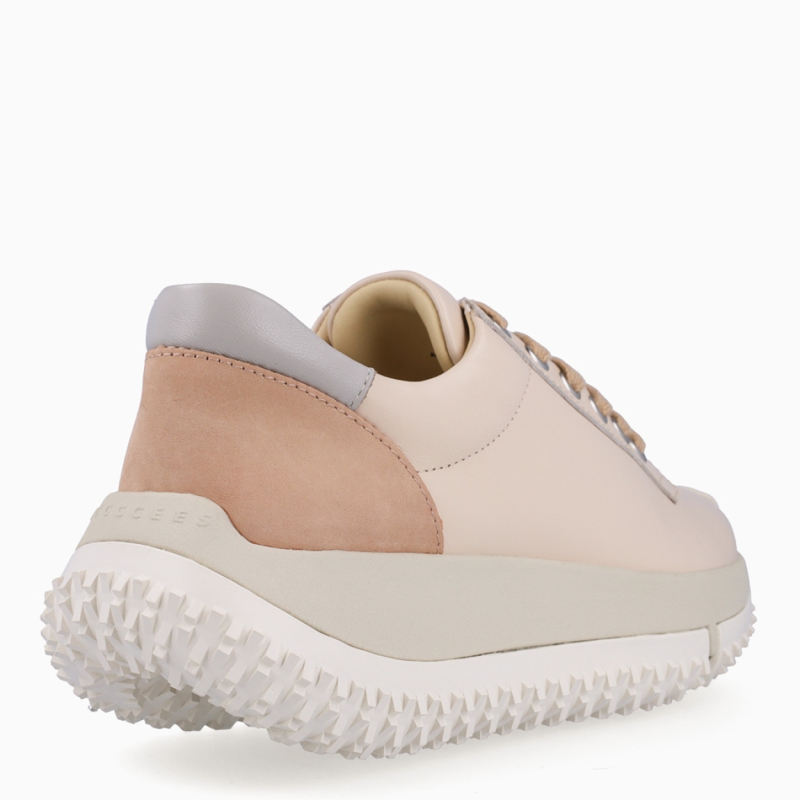 Deportivas de la marca 4CCCCEES, modelo KAPOK SOON. Exterior en piel color beig. Interior en piel color beig con plantilla acolchada y extraíble para máxima comodidad. Cierre de las deportivas 4CCCCEES con cordones a tono y suela dentada blanca con plataforma de 4cm de altura. Estas deportivas 4CCCCEES KAPOK SOON son unas clásicas combinables con distintos looks!