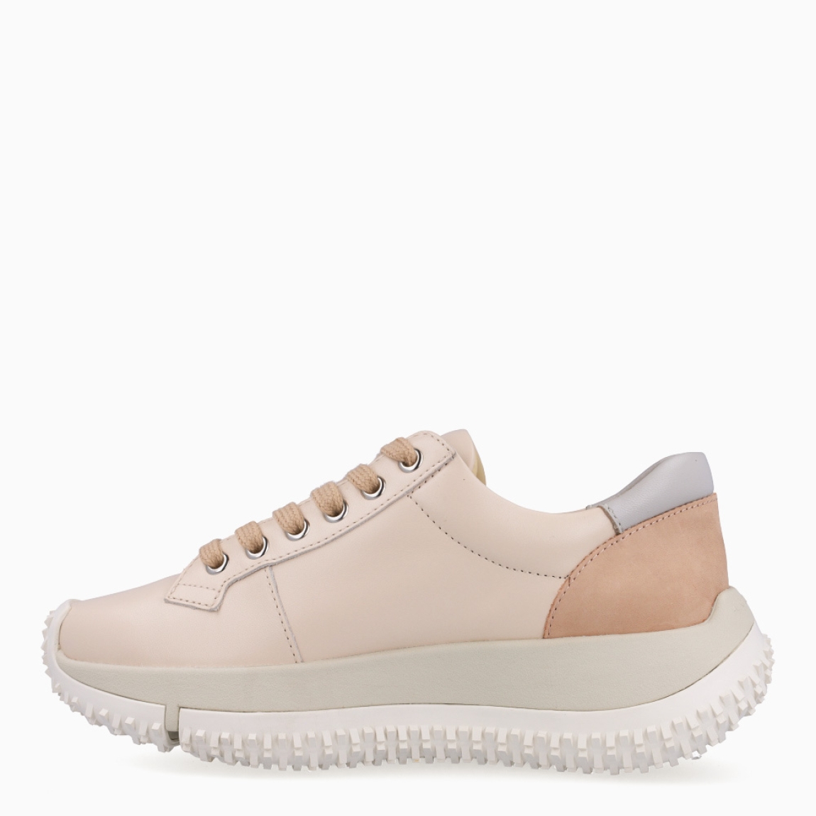 Deportivas de la marca 4CCCCEES, modelo KAPOK SOON. Exterior en piel color beig. Interior en piel color beig con plantilla acolchada y extraíble para máxima comodidad. Cierre de las deportivas 4CCCCEES con cordones a tono y suela dentada blanca con plataforma de 4cm de altura. Estas deportivas 4CCCCEES KAPOK SOON son unas clásicas combinables con distintos looks!