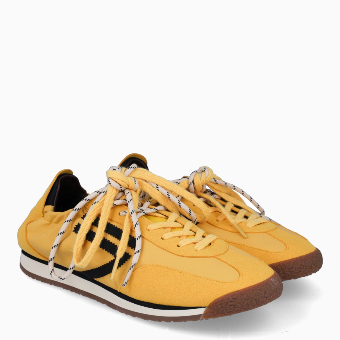 Deportivas de la marca Puraai, modelo PANTHER. Exterior elaboradas en ante color mostaza con detalle en negro. Interior en piel color marrón con plantilla acolchada y extraíble para máxima comodidad. Cierre con cordones en dos tonos de color, uno mostaza y otro, beig a rayas. Suela de goma plana. Estas deportivas PURAAI PANTHER son un complemento ideal para marcar un estilo increíble en tus looks!