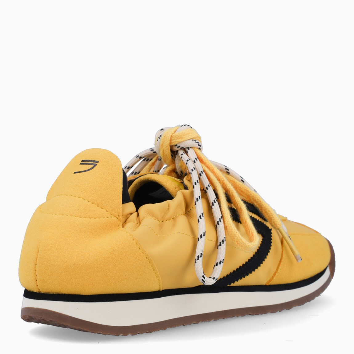 Deportivas de la marca Puraai, modelo PANTHER. Exterior elaboradas en ante color mostaza con detalle en negro. Interior en piel color marrón con plantilla acolchada y extraíble para máxima comodidad. Cierre con cordones en dos tonos de color, uno mostaza y otro, beig a rayas. Suela de goma plana. Estas deportivas PURAAI PANTHER son un complemento ideal para marcar un estilo increíble en tus looks!