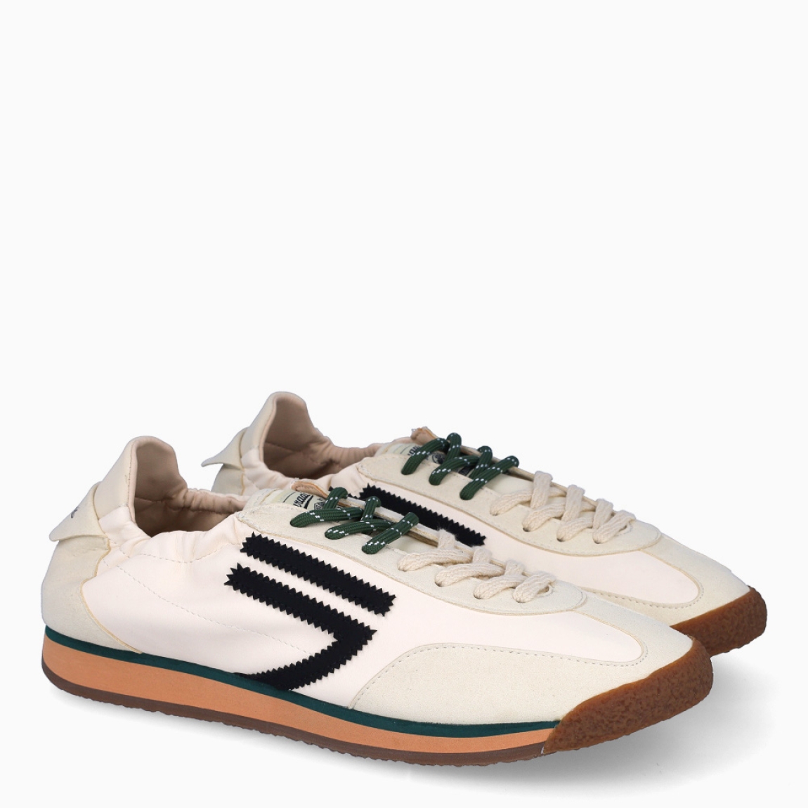 Deportivas de la marca Puraai, modelo PANTHER. Exterior elaboradas en ante color beig con detalle en negro. Interior en piel color negro con plantilla acolchada y extraíble para máxima comodidad. Cierre con cordones en dos tonos de color, uno beig y otro, verde a rayas. Suela de goma plana. Estas deportivas PURAAI PANTHER son un complemento ideal para marcar un estilo increíble en tus looks!