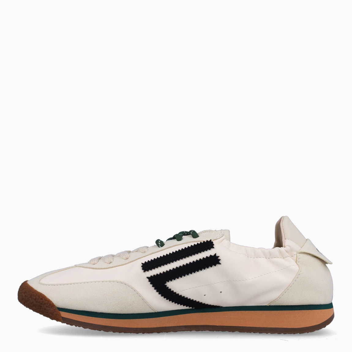 Deportivas de la marca Puraai, modelo PANTHER. Exterior elaboradas en ante color beig con detalle en negro. Interior en piel color negro con plantilla acolchada y extraíble para máxima comodidad. Cierre con cordones en dos tonos de color, uno beig y otro, verde a rayas. Suela de goma plana. Estas deportivas PURAAI PANTHER son un complemento ideal para marcar un estilo increíble en tus looks!