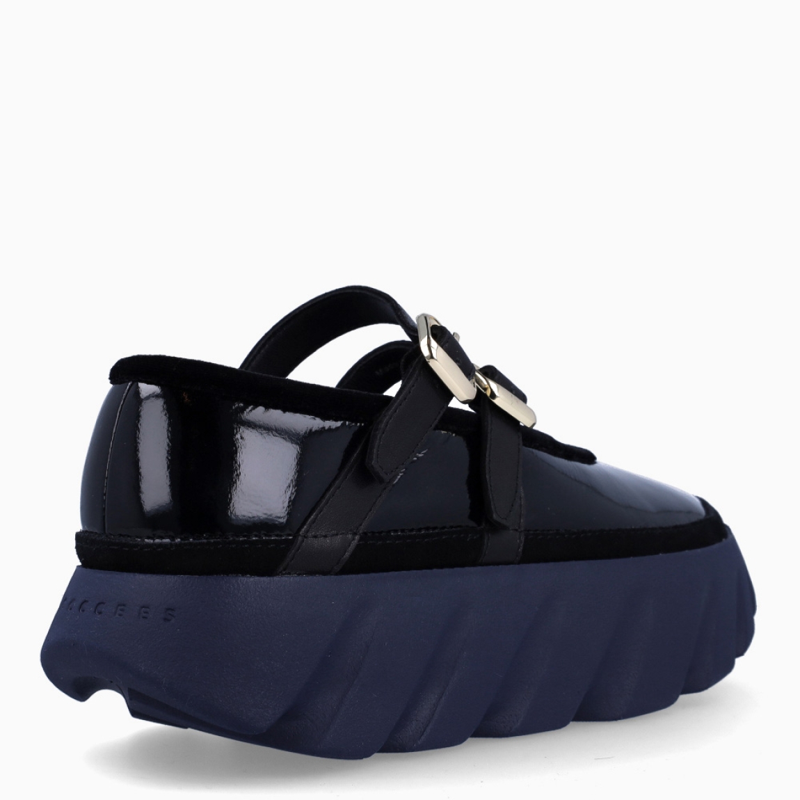 Merceditas de la marca 4CCCCEES, modelo TURA BALLET. Exterior en charol color negro. Interior en piel color negro. Cierre con doble hebilla en pala color negro. Suela dentada con plataforma con 4cm de altura. Estas merceditas 4CCCCEES TURA BALLET tienen un diseño divertido que le dará personalidad a tus looks de temporada. y sobre todo te garantizarán la máxima comodidad.