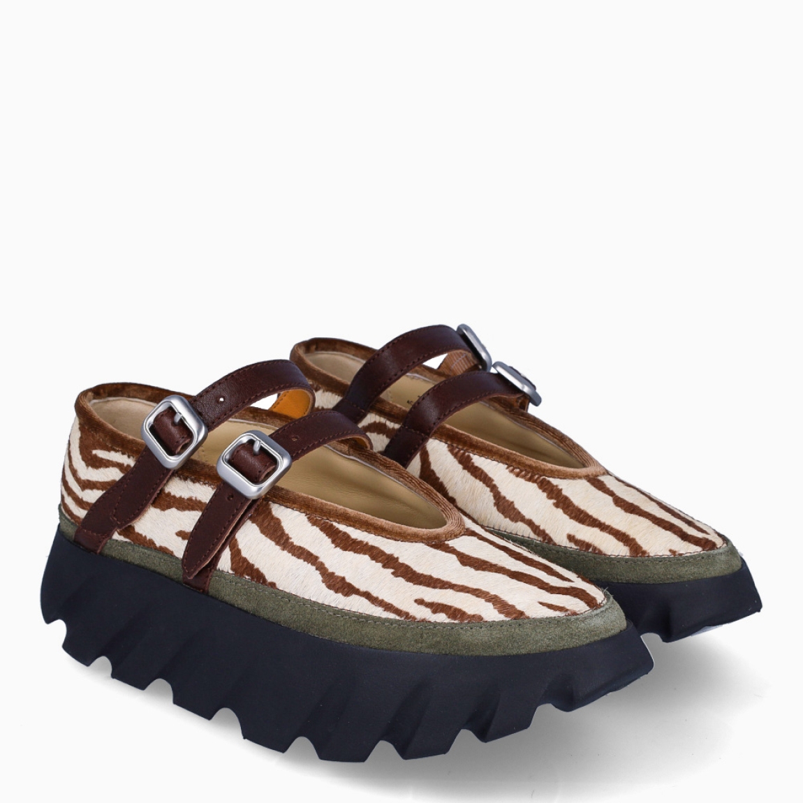 Merceditas de la marca 4CCCCEES, modelo TURA BALLET. Exterior pelo con estampado animal print de cebra. Interior en piel color beige. Cierre con doble hebilla en pala color negro. Suela dentada con plataforma con 4cm de altura. Estas merceditas 4CCCCEES TURA BALLET tienen un diseño divertido que le dará personalidad a tus looks de temporada. y sobre todo te garantizarán la máxima comodidad.