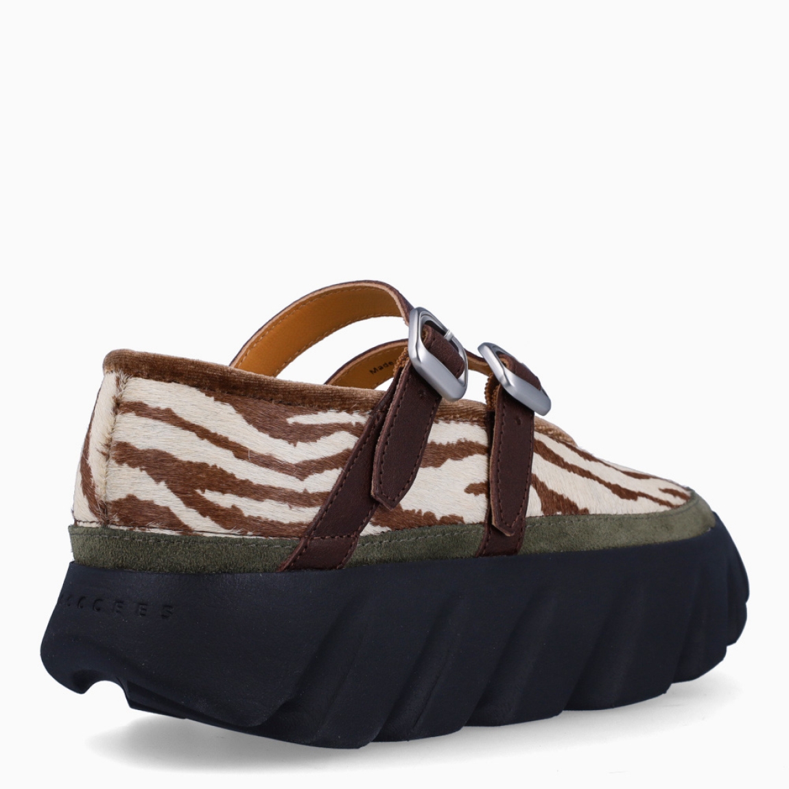 Merceditas de la marca 4CCCCEES, modelo TURA BALLET. Exterior pelo con estampado animal print de cebra. Interior en piel color beige. Cierre con doble hebilla en pala color negro. Suela dentada con plataforma con 4cm de altura. Estas merceditas 4CCCCEES TURA BALLET tienen un diseño divertido que le dará personalidad a tus looks de temporada. y sobre todo te garantizarán la máxima comodidad.