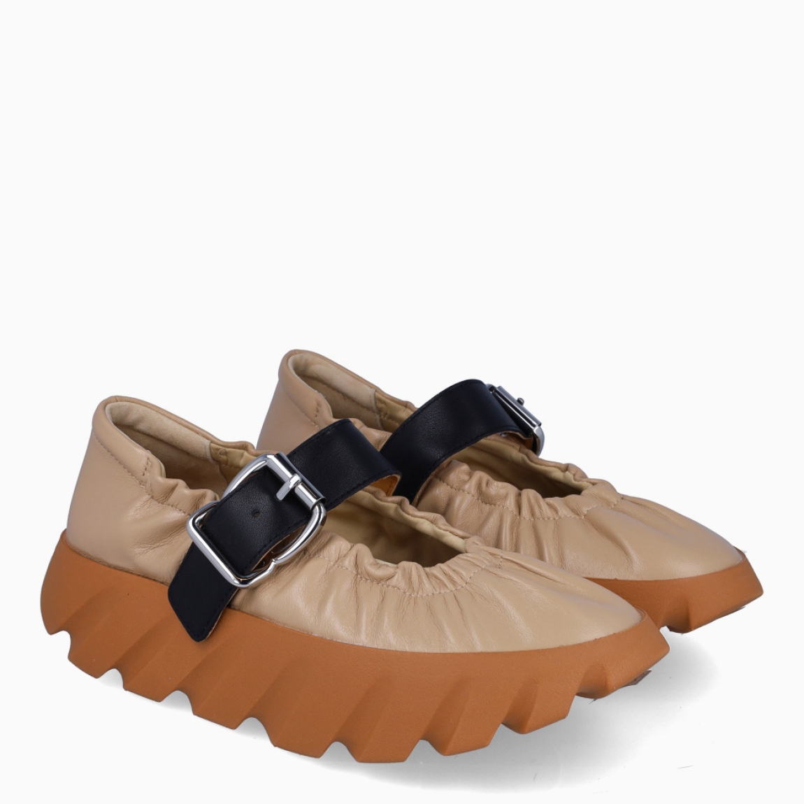 Merceditas de la marca 4CCCCEES, modelo TURA COVE. Exterior en piel color beige con efecto corrugado. Interior en piel color beige. Cierre con hebilla en pala color negro. Suela dentada con plataforma con 4cm de altura. Estas merceditas 4CCCCEES TURA COVE tienen un diseño divertido que le dará personalidad a tus looks de temporada. y sobre todo te garantizarán la máxima comodidad.