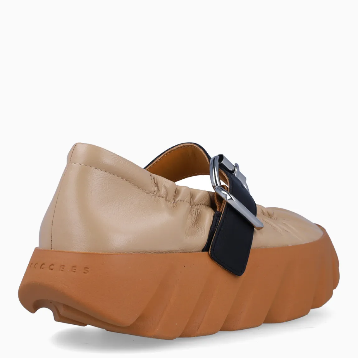 Merceditas de la marca 4CCCCEES, modelo TURA COVE. Exterior en piel color beige con efecto corrugado. Interior en piel color beige. Cierre con hebilla en pala color negro. Suela dentada con plataforma con 4cm de altura. Estas merceditas 4CCCCEES TURA COVE tienen un diseño divertido que le dará personalidad a tus looks de temporada. y sobre todo te garantizarán la máxima comodidad.