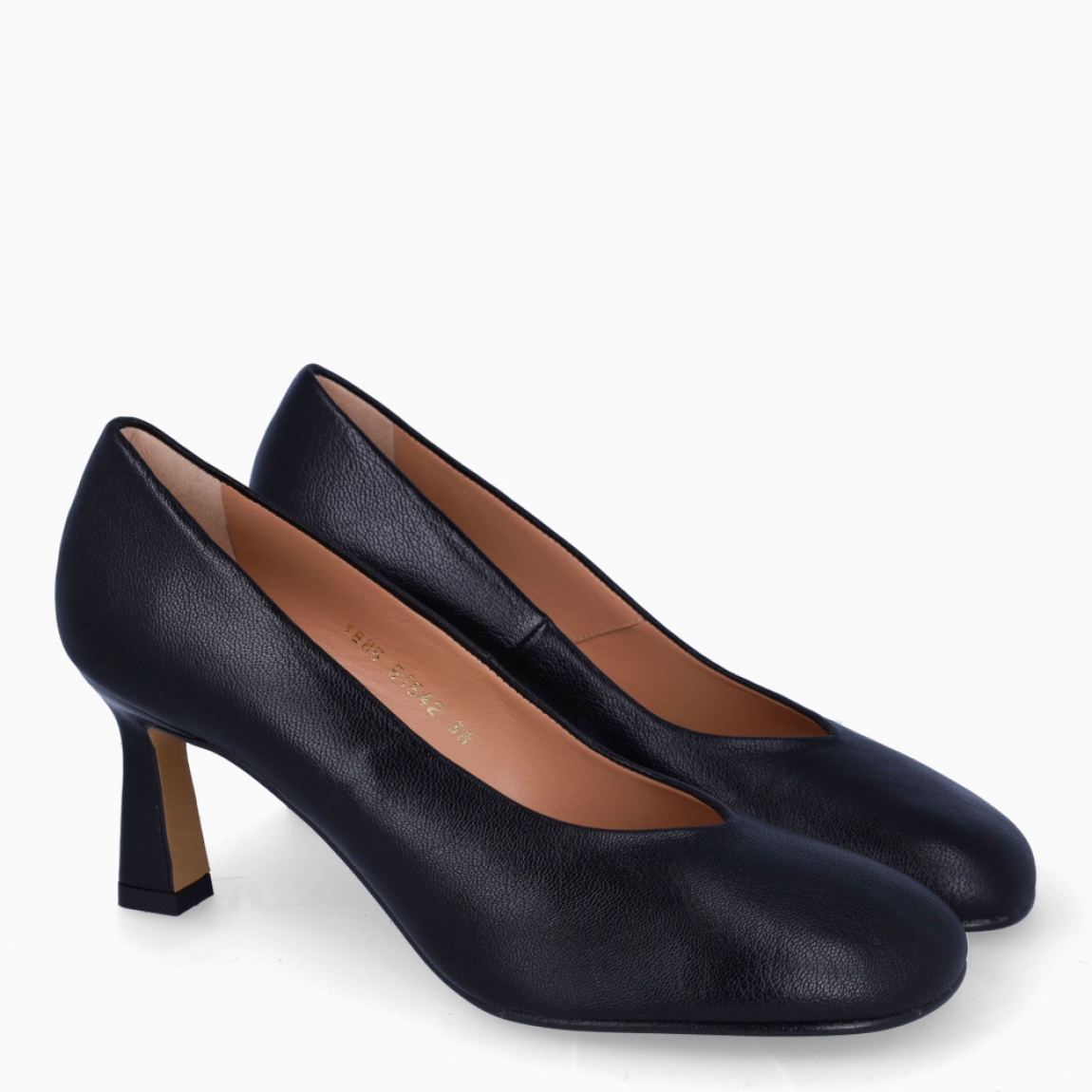 Salones de la marca Munné, modelo ROMA. Exterior en piel color negro con punta redonda. Interior en piel color nude. Suela con tacón de 6cm de altura. Estos salones Munné ROMA son unos clásicos, complemento ideal para estilizar tus looks!