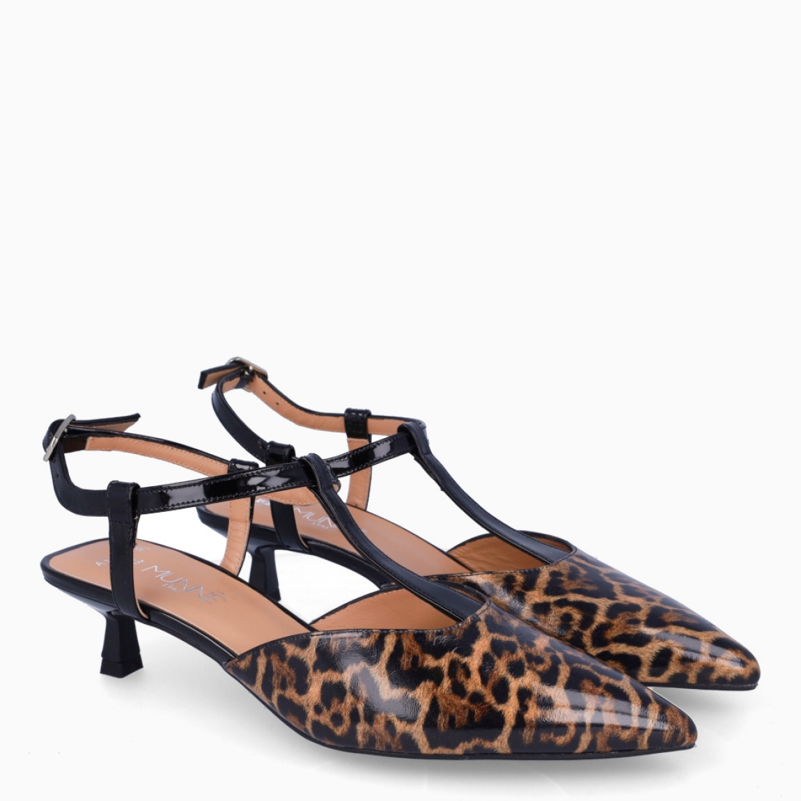 Salones de la marca Munné, modelo DASHA. Exterior en charol con estampado animal print en punta lápiz. Interior en piel color nude. Diseño de tiras pulsera y cierre hebilla en tobillo. Salones Munné destalonados con tacón de 3cm de altura. Estos salones Munné DASHA son ideales para ti!