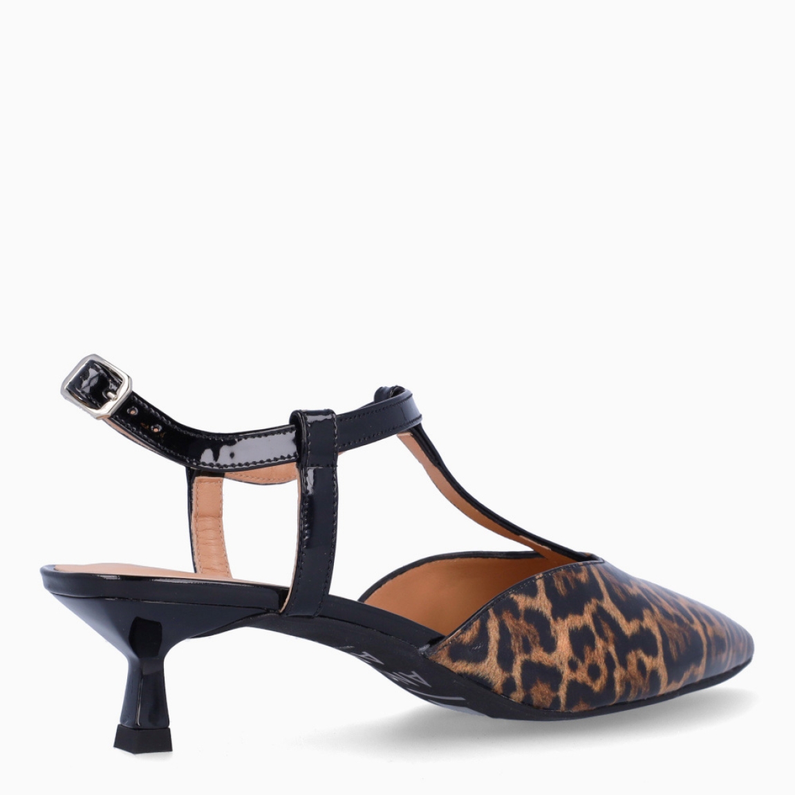 Salones de la marca Munné, modelo DASHA. Exterior en charol con estampado animal print en punta lápiz. Interior en piel color nude. Diseño de tiras pulsera y cierre hebilla en tobillo. Salones Munné destalonados con tacón de 3cm de altura. Estos salones Munné DASHA son ideales para ti!