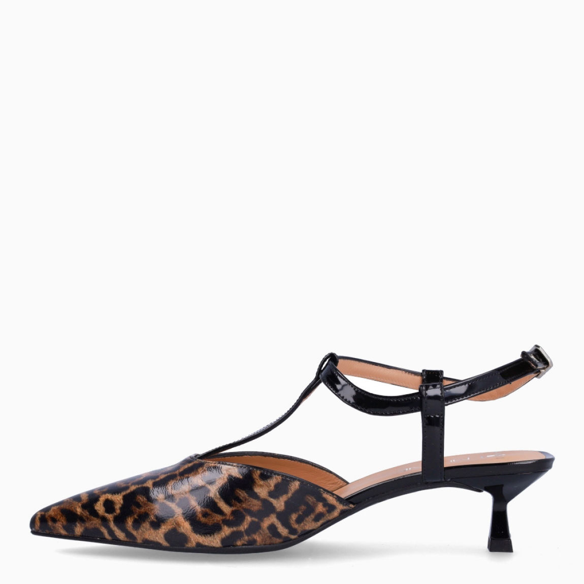 Salones de la marca Munné, modelo DASHA. Exterior en charol con estampado animal print en punta lápiz. Interior en piel color nude. Diseño de tiras pulsera y cierre hebilla en tobillo. Salones Munné destalonados con tacón de 3cm de altura. Estos salones Munné DASHA son ideales para ti!