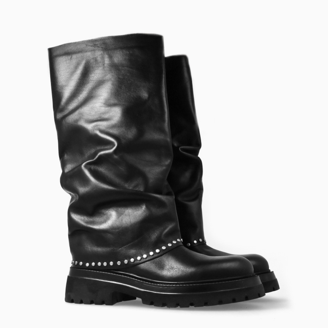 Botas de la marca Itse, modelo GIANNA. Exterior en piel color negro con punta redonda. Botas Itse con diseño de doblete con detalles de tachuelas plateadas. Interior en piel color negro. Suela dentada con 4cm de cuña. Estas botas Itse GIANNA son ideales para ti!