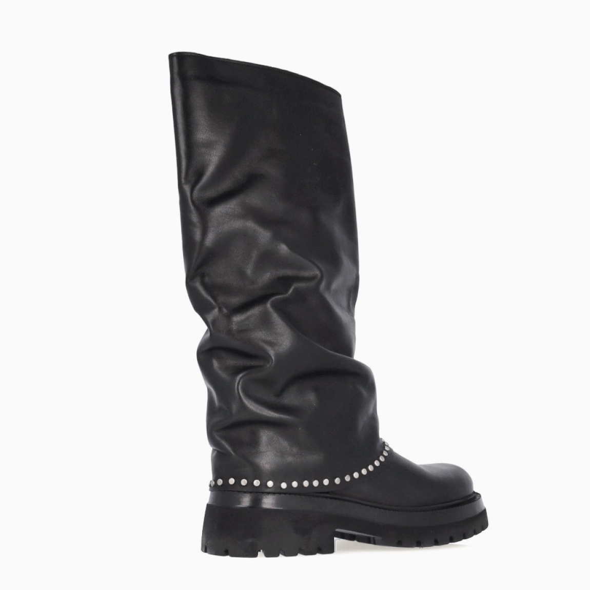 Botas de la marca Itse, modelo GIANNA. Exterior en piel color negro con punta redonda. Botas Itse con diseño de doblete con detalles de tachuelas plateadas. Interior en piel color negro. Suela dentada con 4cm de cuña. Estas botas Itse GIANNA son ideales para ti!