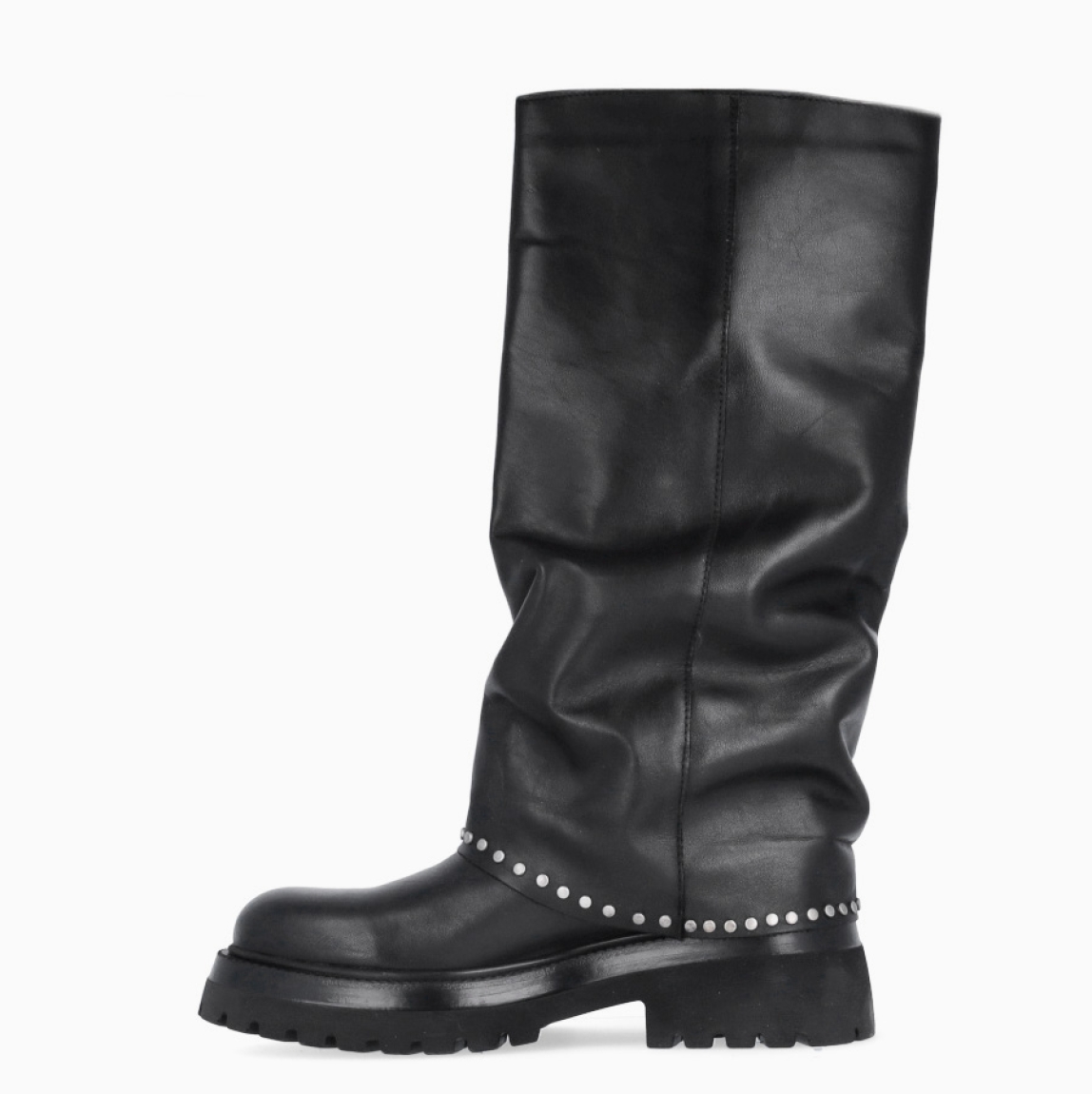 Botas de la marca Itse, modelo GIANNA. Exterior en piel color negro con punta redonda. Botas Itse con diseño de doblete con detalles de tachuelas plateadas. Interior en piel color negro. Suela dentada con 4cm de cuña. Estas botas Itse GIANNA son ideales para ti!