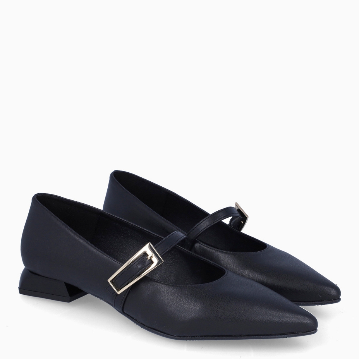 Merceditas de la marca Itse, modelo MICAELA. Exterior en piel color negro con punta lápiz. Cierre con hebilla plateada en pala. Suela de las merceditas con tacón de 2cm de altura. Estas merceditas Itse MICAELA son unas clásicas, complemento para estilizar tus looks!