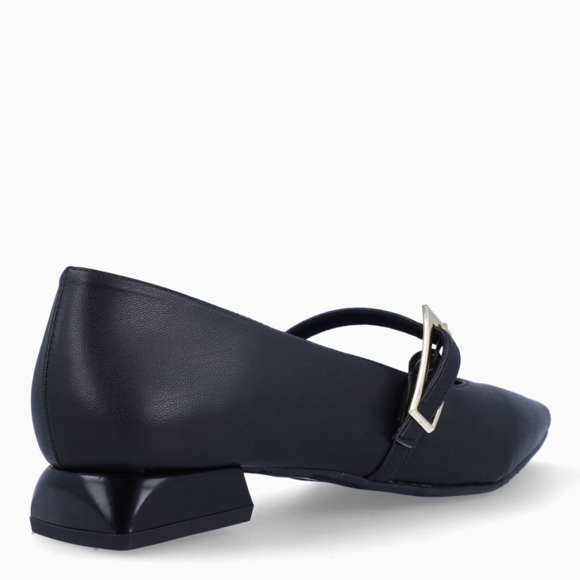 Merceditas de la marca Itse, modelo MICAELA. Exterior en piel color negro con punta lápiz. Cierre con hebilla plateada en pala. Suela de las merceditas con tacón de 2cm de altura. Estas merceditas Itse MICAELA son unas clásicas, complemento para estilizar tus looks!