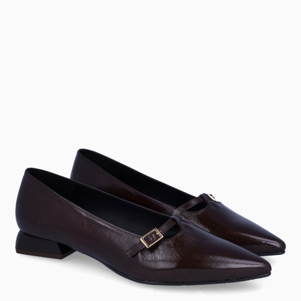 Merceditas de la marca Itse, modelo LOURDES. Exterior en piel color marrón oscuro con punta lápiz. Cierre con hebilla en pala. Suela de las merceditas con tacón de 2cm de altura. Estas merceditas Itse LOURDES son unas clásicas, complemento para estilizar tus looks!