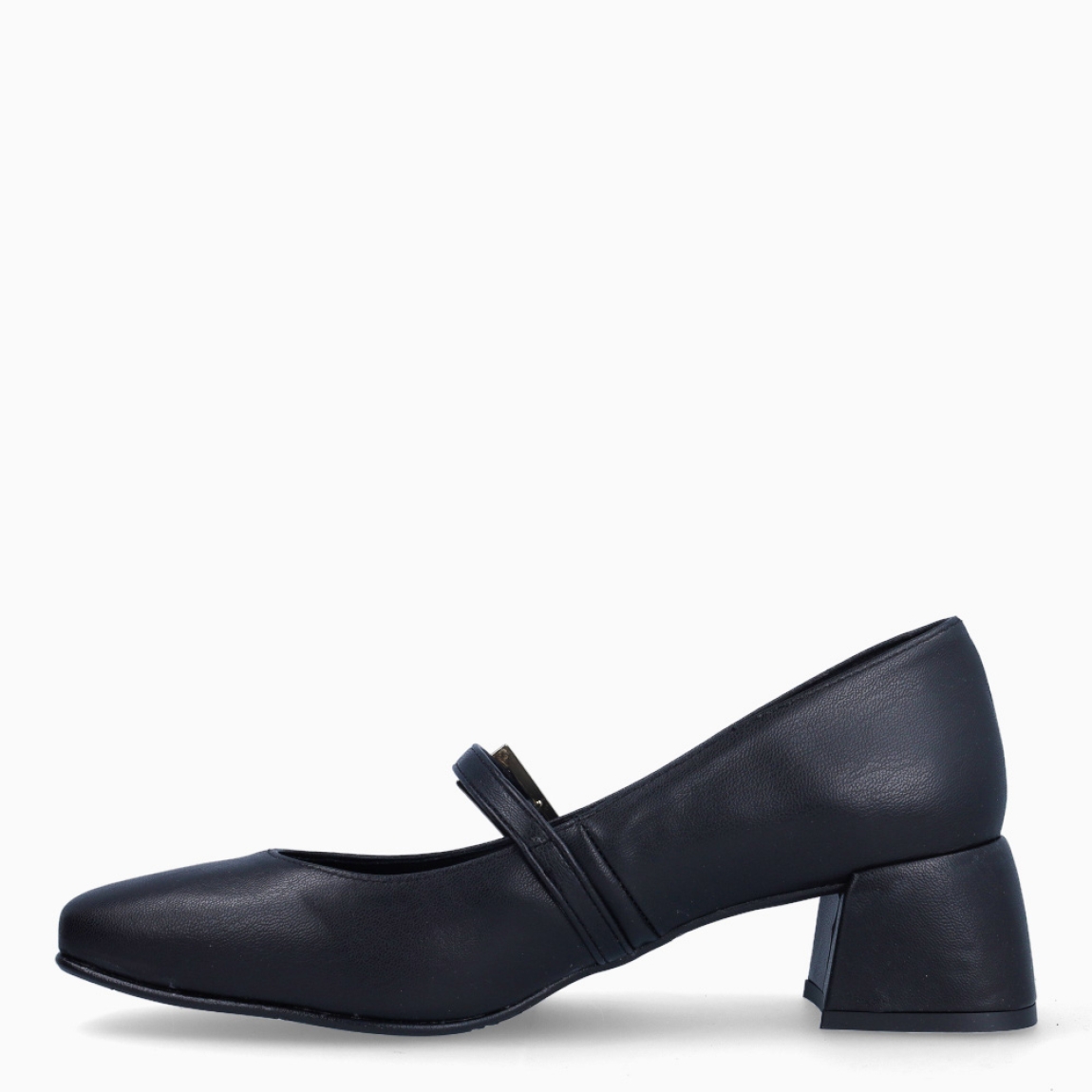 Merceditas de la marca Itse, modelo NATY. Exterior en piel color negro con punta cuadrada. Interior en piel negro. Cierre con hebilla en pala. Suela con tacón de 4cm. Estas merceditas Itse NATY son unas clásicas, ideales para estilizar todos tus looks de temporada!