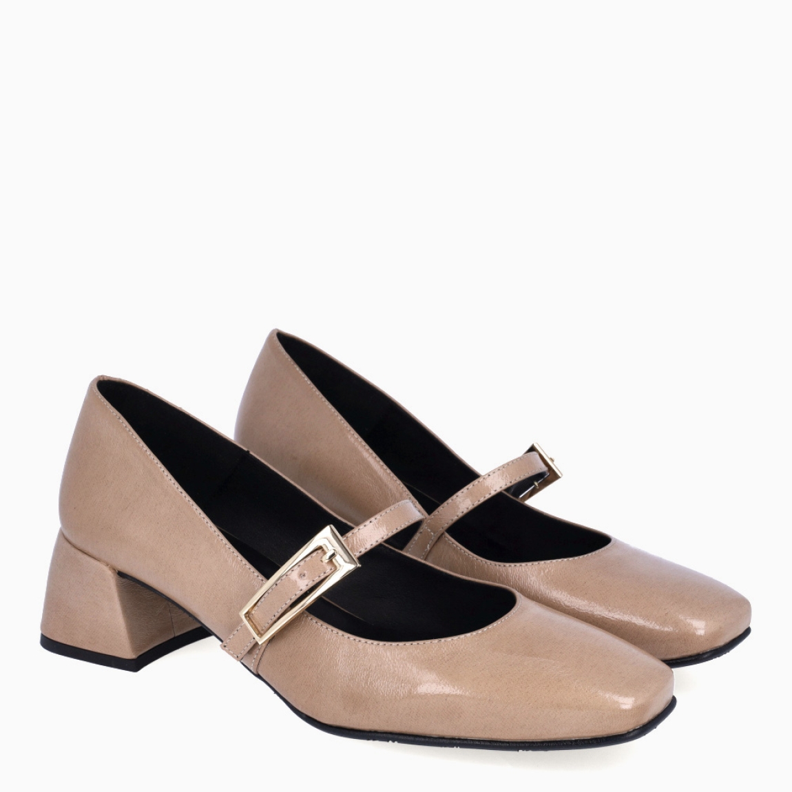 Merceditas de la marca Itse, modelo NATY. Exterior en charol color taupe con punta cuadrada. Interior en piel negro. Cierre con hebilla en pala. Suela con tacón de 4cm. Estas merceditas Itse NATY son unas clásicas, ideales para estilizar todos tus looks de temporada!