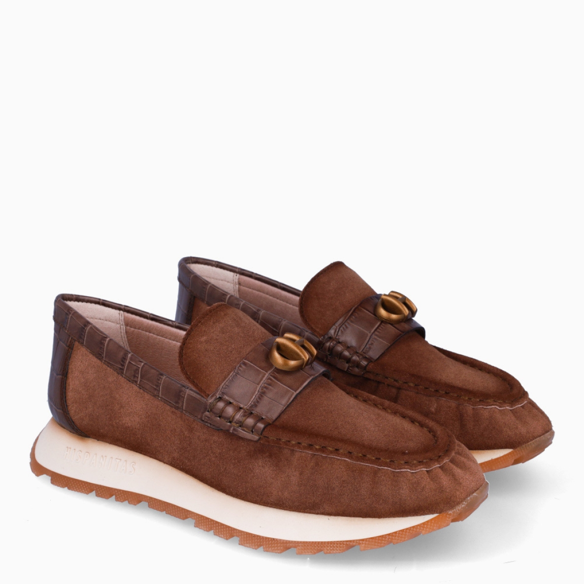 Mocasines de la marca Hispanitas, modelo KANSAS. Exterior en ante color marrón con detalle en piel en la pala. Interior en piel color nude con plantilla acolchada y extraíble para máxima comodidad. Mocasines con suela de goma con 3cm de cuña y talón coco. Estos mocasines Hispanitas KANSAS son ideales para esta temporada!