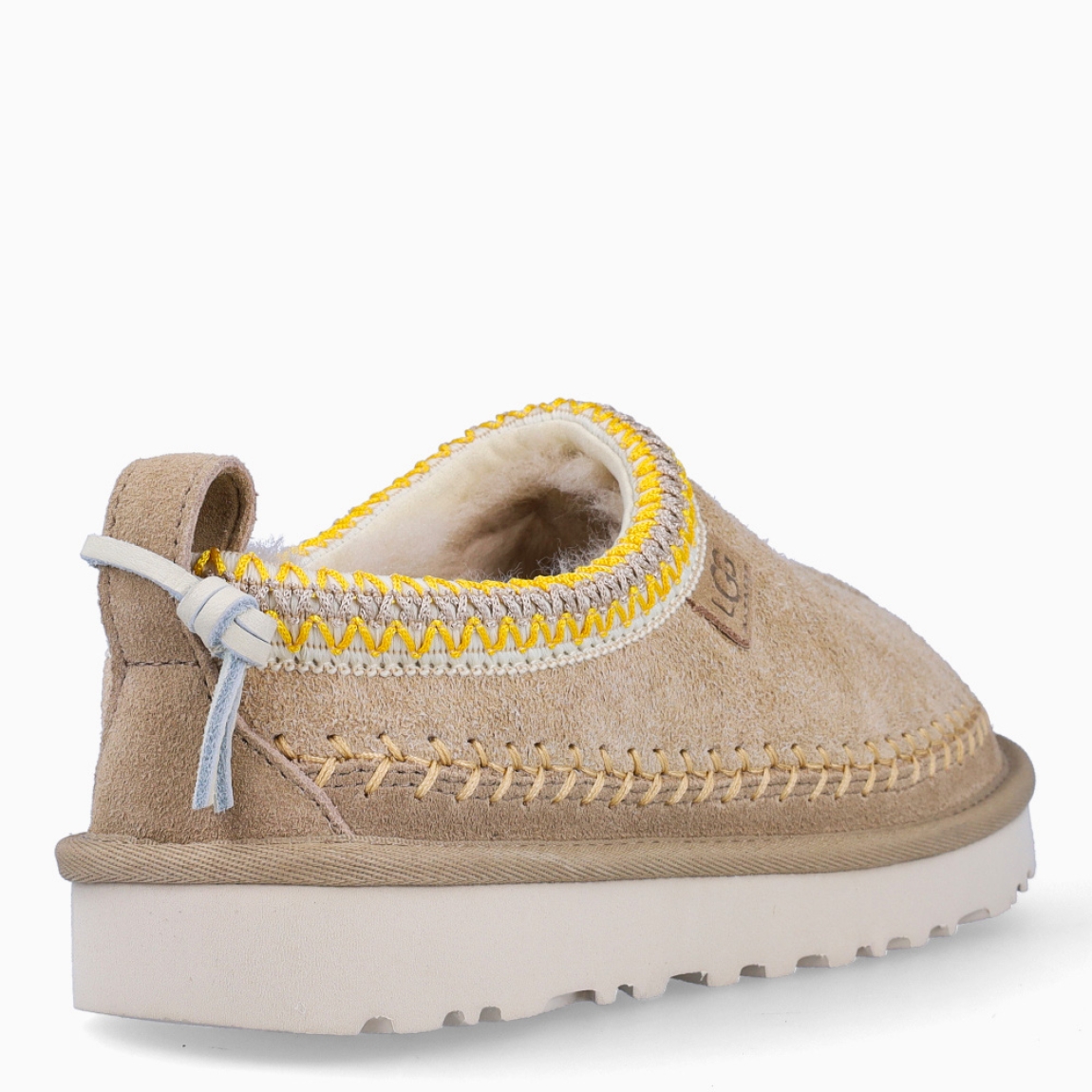 Zuecos de la marca UGG, modelo Tasman Biarritz. Exterior en piel toalla color beig con logotipo grabado y detalle de en hilo amarillo. Interior con forro y plantilla suave. Suela de los zuecos de goma con plataforma de 3cm de altura. Estos zuecos UGG Tasman Biarritz son la tendencia de temporada, combina un estilo moderno y una comodidad única que no te puede faltar!