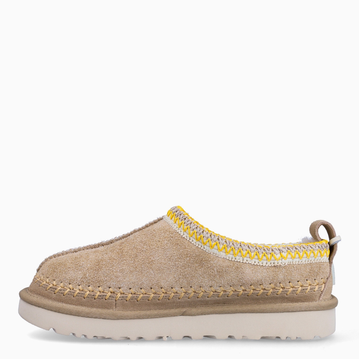 Zuecos de la marca UGG, modelo Tasman Biarritz. Exterior en piel toalla color beig con logotipo grabado y detalle de en hilo amarillo. Interior con forro y plantilla suave. Suela de los zuecos de goma con plataforma de 3cm de altura. Estos zuecos UGG Tasman Biarritz son la tendencia de temporada, combina un estilo moderno y una comodidad única que no te puede faltar!