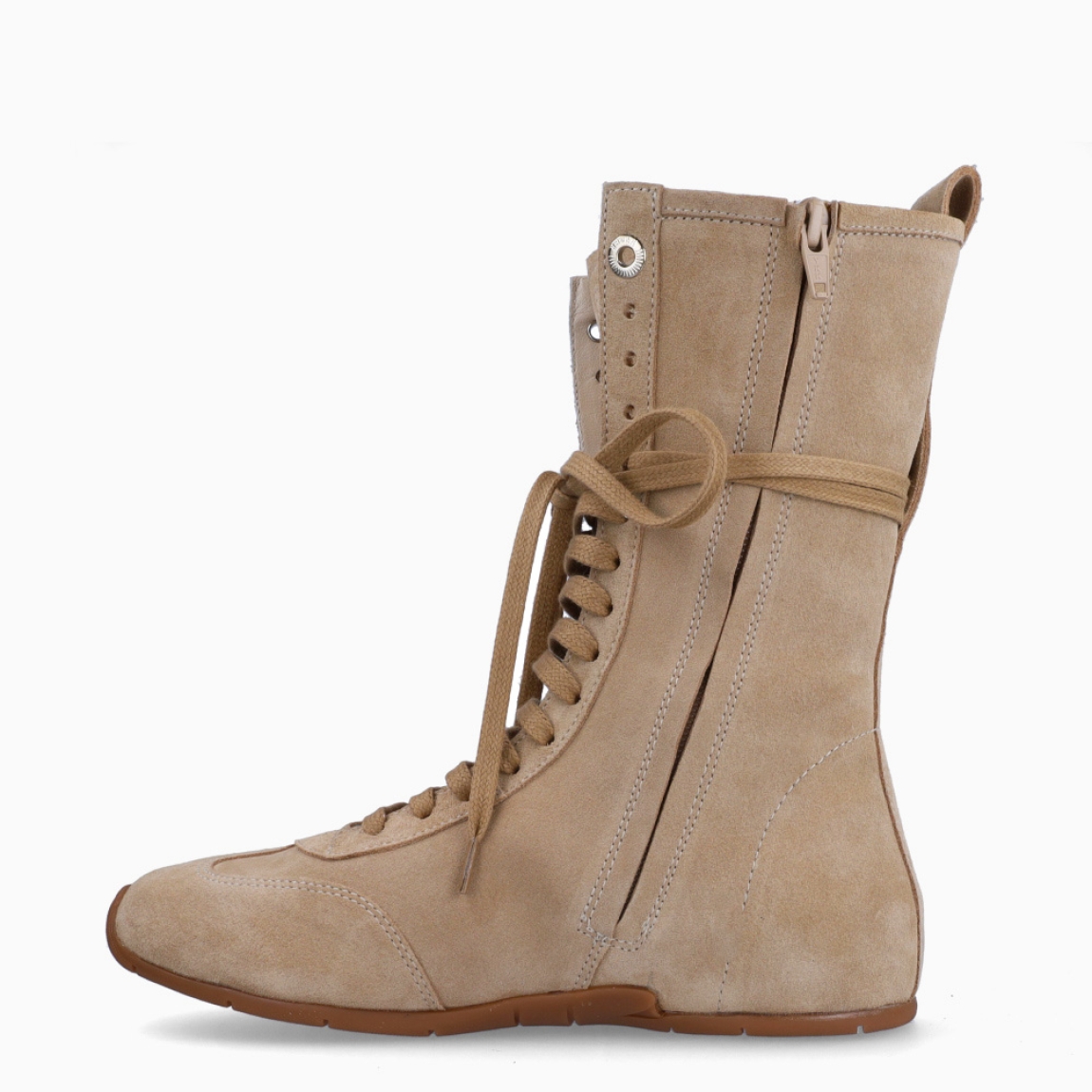 Botines de la marca Bronx, modelo BOXING. Exterior en ante color camel con punta redonda. Cierre con cordones cruzados en toda la pala. Interior en piel color camel. Suela de goma plana. Botines Bronx BOXING ideales para ti!