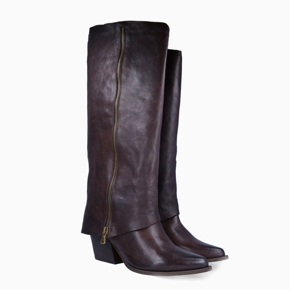 Botas de la marca Itse, modelo SUSY. Exterior en piel color marrón con punta lápiz. Interior en piel color marrón oscuro. Cierre con cremallera y tacón de 6cm. Estas botas Itse SUSY son un complemento ideal para elevar tu look con estilo y comodidad!