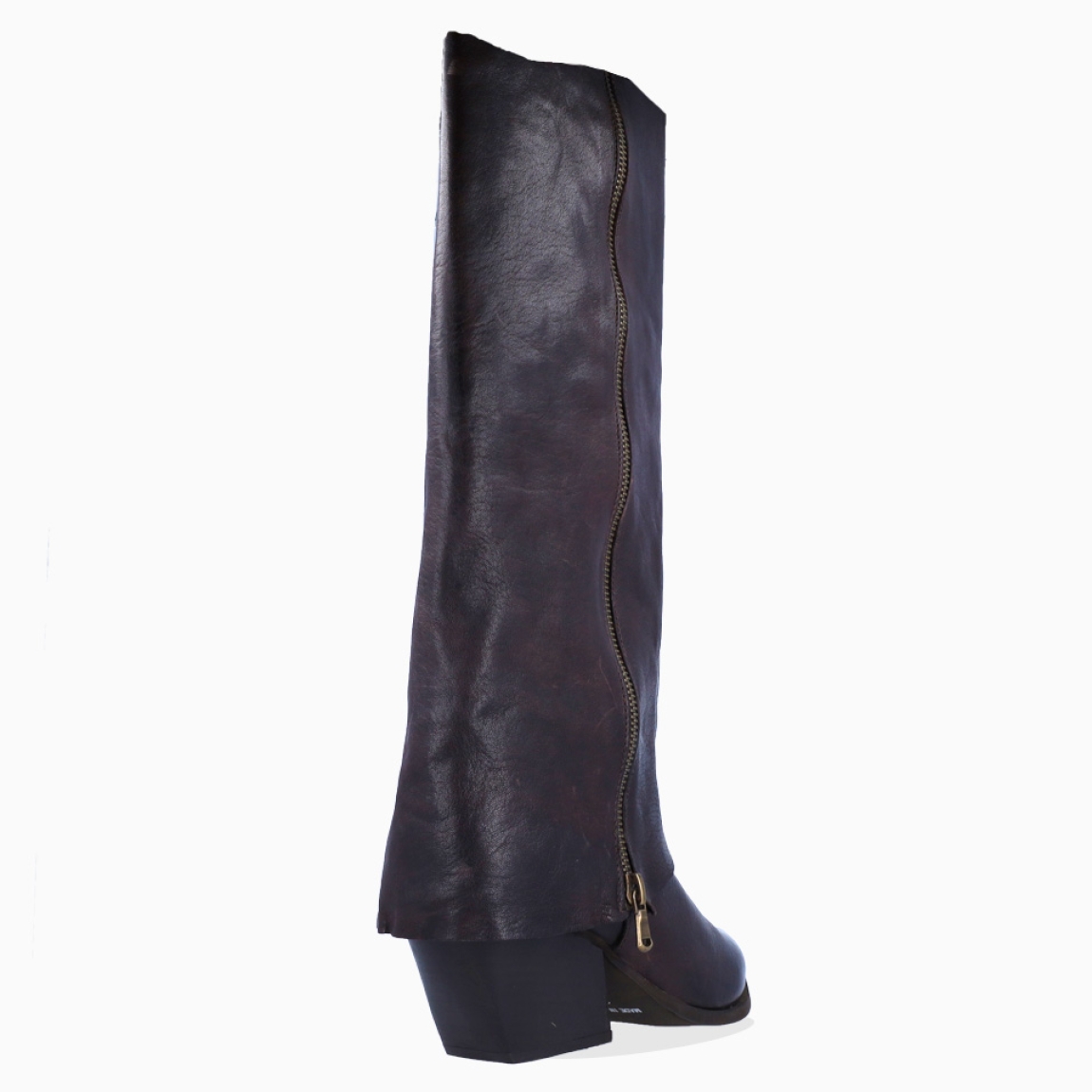 Botas de la marca Itse, modelo SUSY. Exterior en piel color marrón con punta lápiz. Interior en piel color marrón oscuro. Cierre con cremallera y tacón de 6cm. Estas botas Itse SUSY son un complemento ideal para elevar tu look con estilo y comodidad!