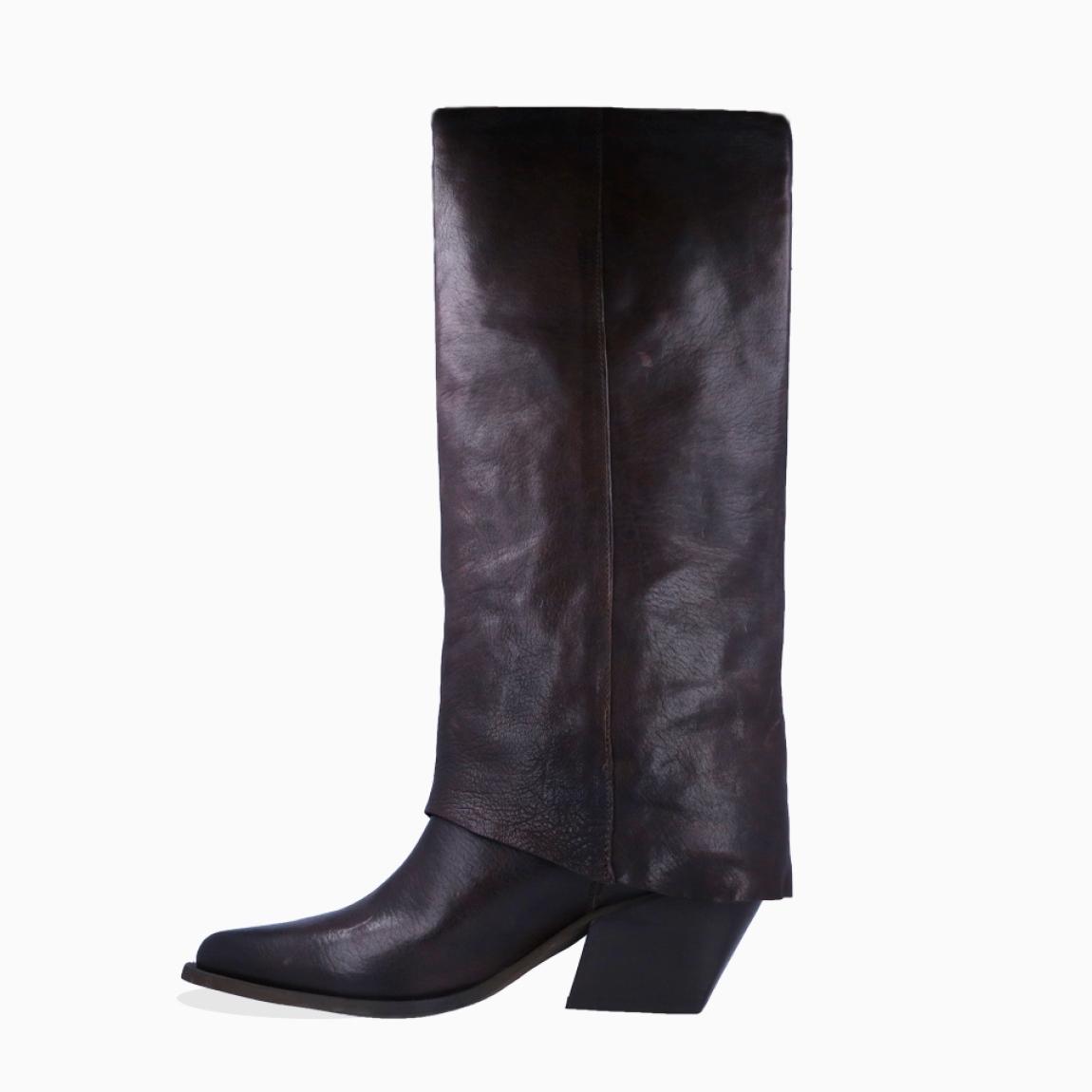 Botas de la marca Itse, modelo SUSY. Exterior en piel color marrón con punta lápiz. Interior en piel color marrón oscuro. Cierre con cremallera y tacón de 6cm. Estas botas Itse SUSY son un complemento ideal para elevar tu look con estilo y comodidad!
