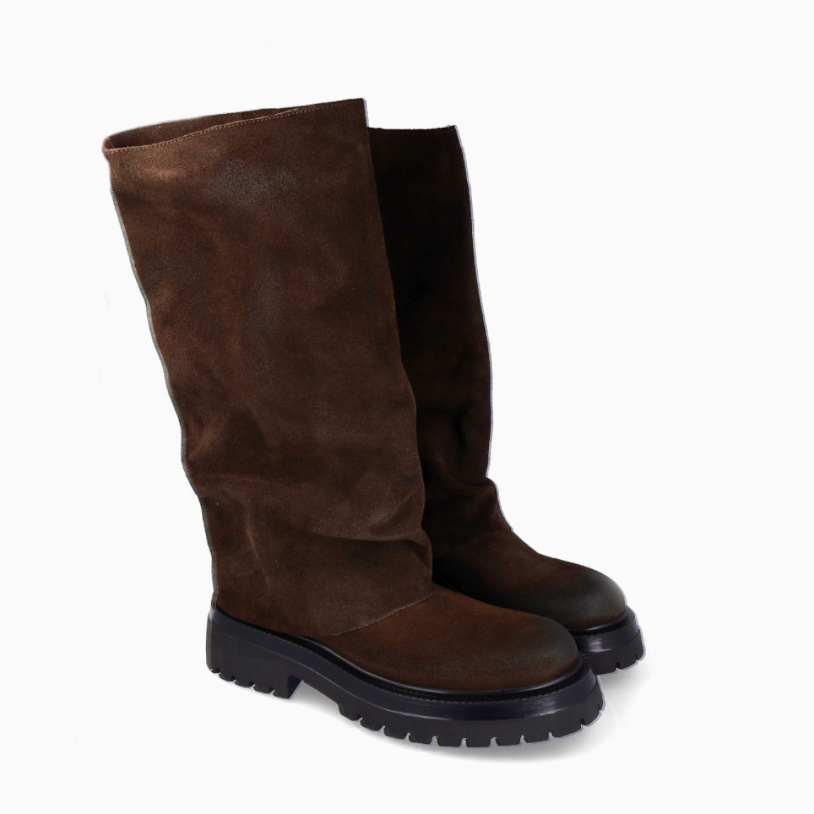 Botas de la marca Itse, modelo EVA13. Exterior en ante color marrón con punta redonda. Interior en piel color marrón con plantilla acolchada para máxima comodidad. Botas Itse con cuña dentada de 4cm de altura. Estas botas Itse EVA13 son ideales para esta temporada!