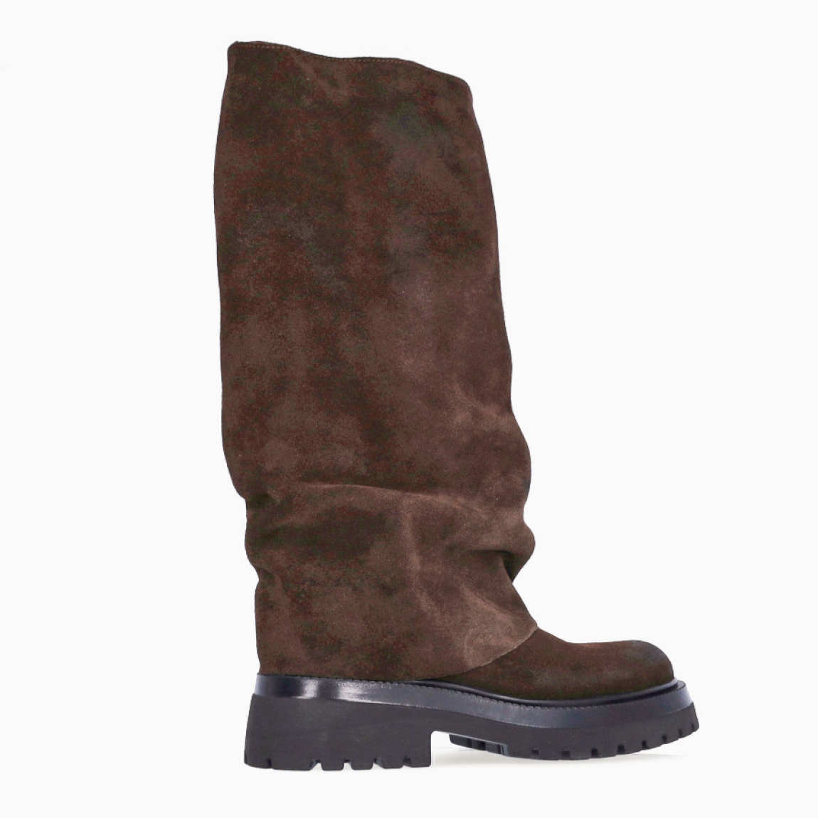 Botas de la marca Itse, modelo EVA13. Exterior en ante color marrón con punta redonda. Interior en piel color marrón con plantilla acolchada para máxima comodidad. Botas Itse con cuña dentada de 4cm de altura. Estas botas Itse EVA13 son ideales para esta temporada!