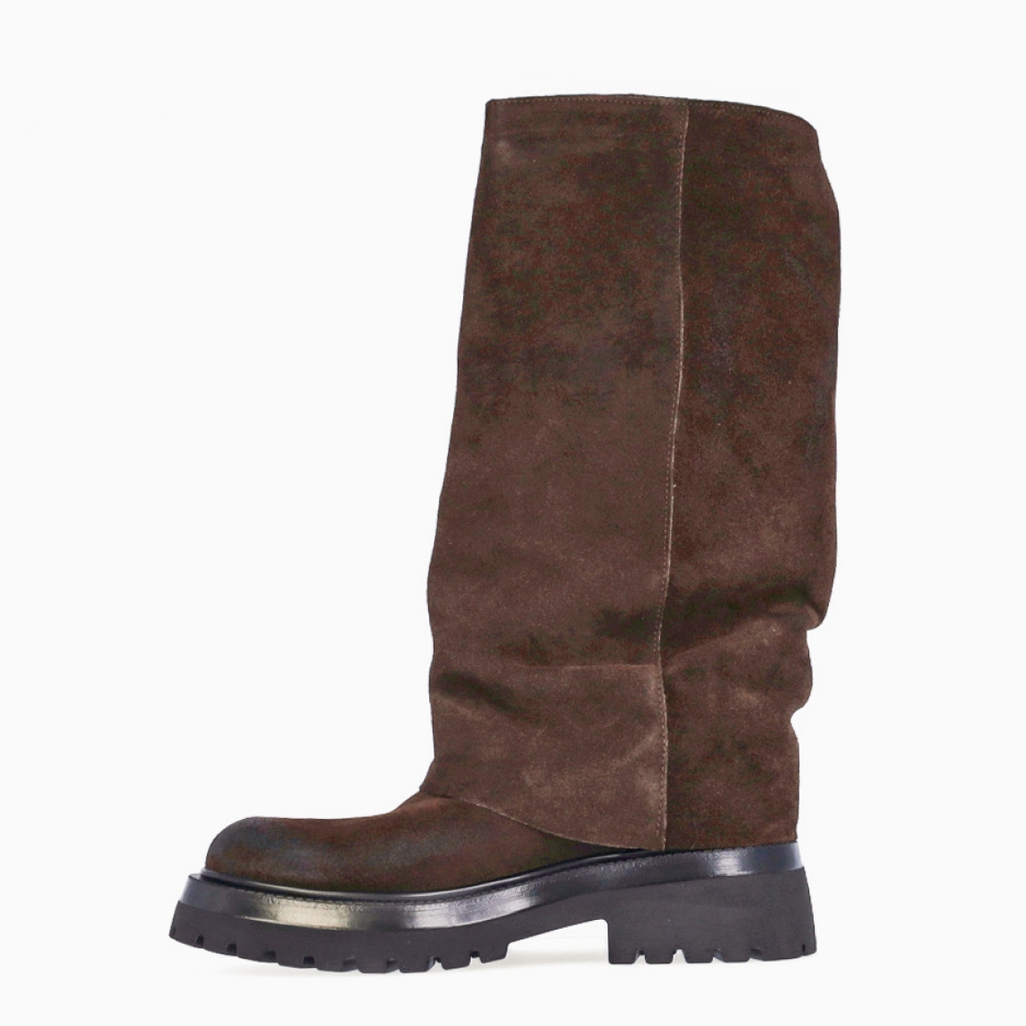 Botas de la marca Itse, modelo EVA13. Exterior en ante color marrón con punta redonda. Interior en piel color marrón con plantilla acolchada para máxima comodidad. Botas Itse con cuña dentada de 4cm de altura. Estas botas Itse EVA13 son ideales para esta temporada!