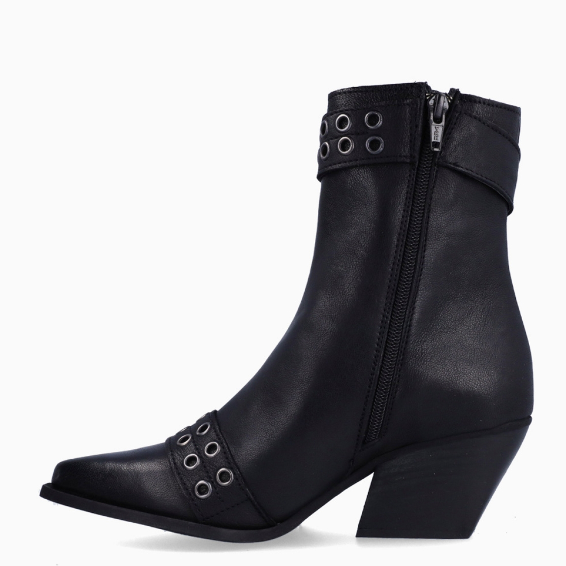 Botines de la marca Itse, modelo LANCHA. Exterior elaborado en piel color negro con puntera de lápiz. Detalle de doble hebilla en pala y tobillo superior. Cierre con hebilla. Suela de botines Itse con tacón de 6cm. Estos botines Itse LANCHA son un complemento ideal para darle personalidad a tus looks de temporada!