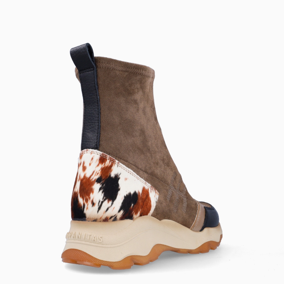 Botines de la marca Hispanitas, modelo NEPAL. Exterior ante color taupe con punta redonda y detalle de estampado animal print de vaca en talón. Interior en piel color marrón. Cierre con cremallera. Estos botines Hispanitas NEPAL son ideales para dar estilo y comodidad a tus looks de temporada!