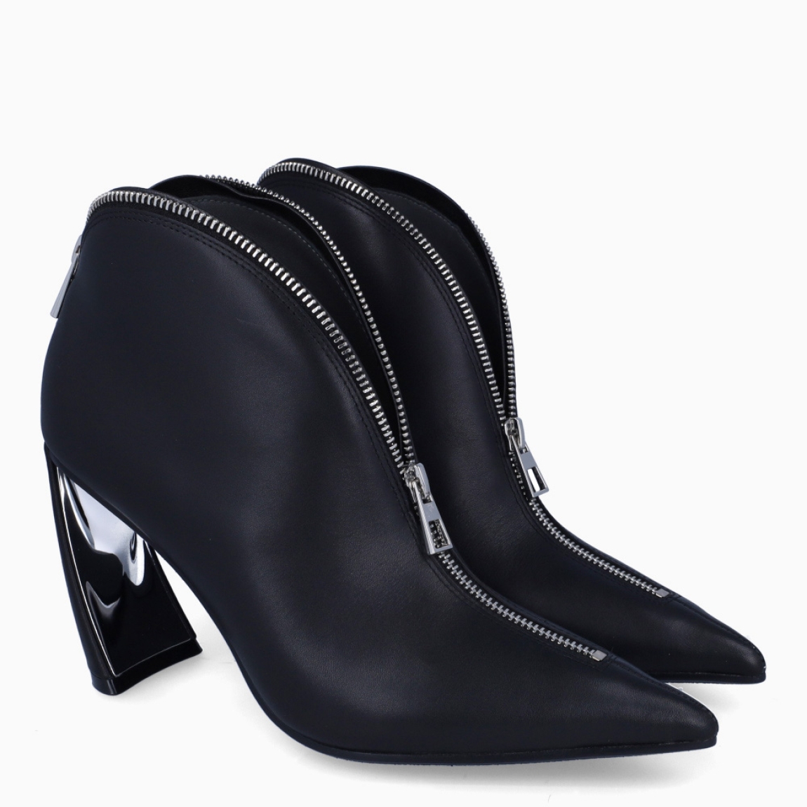 Abotinado de la marca United Nude, modelo LARA. Exterior en piel color negro con punta lápiz. Cierre con cremallera plateada en la pala. Abotinados United Nude con tacón plateado efecto espejo de 9cm de altura. Estos abotinados United Nude LARA son un complemento ideal para resaltar tus looks con creativad, estilo y elegancia.