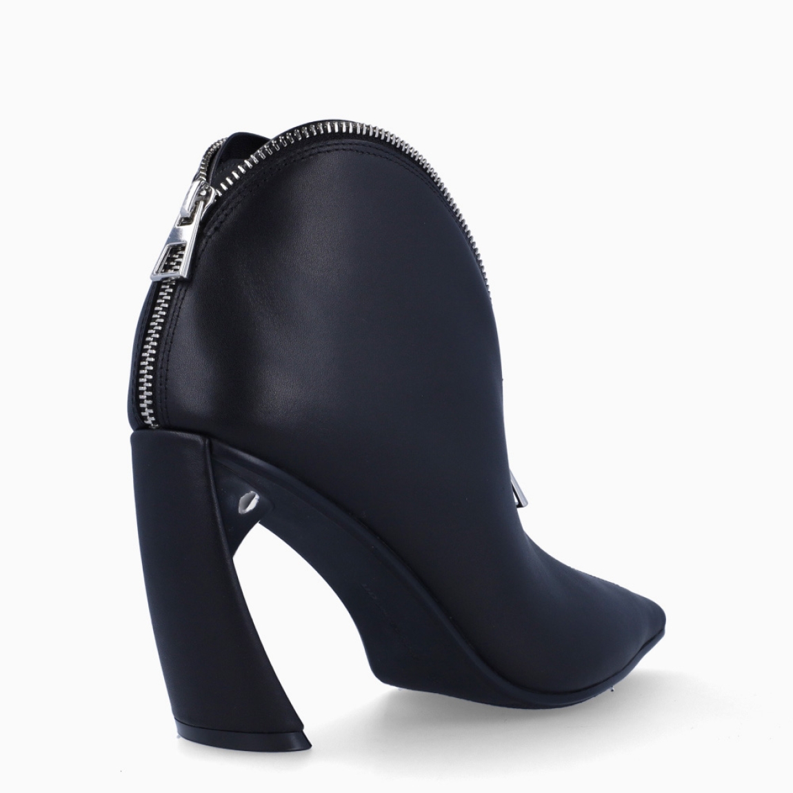 Abotinado de la marca United Nude, modelo LARA. Exterior en piel color negro con punta lápiz. Cierre con cremallera plateada en la pala. Abotinados United Nude con tacón plateado efecto espejo de 9cm de altura. Estos abotinados United Nude LARA son un complemento ideal para resaltar tus looks con creativad, estilo y elegancia.