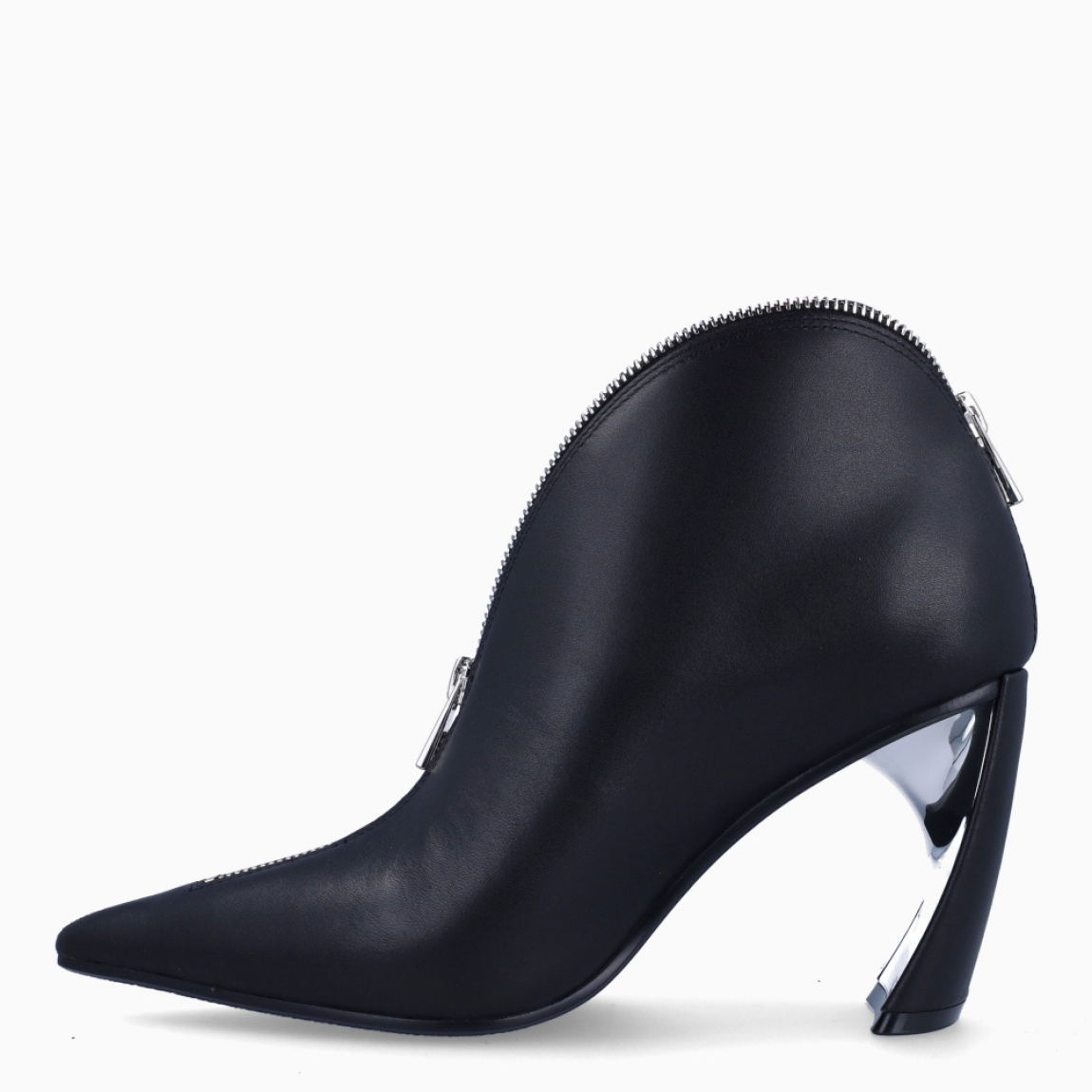 Abotinado de la marca United Nude, modelo LARA. Exterior en piel color negro con punta lápiz. Cierre con cremallera plateada en la pala. Abotinados United Nude con tacón plateado efecto espejo de 9cm de altura. Estos abotinados United Nude LARA son un complemento ideal para resaltar tus looks con creativad, estilo y elegancia.