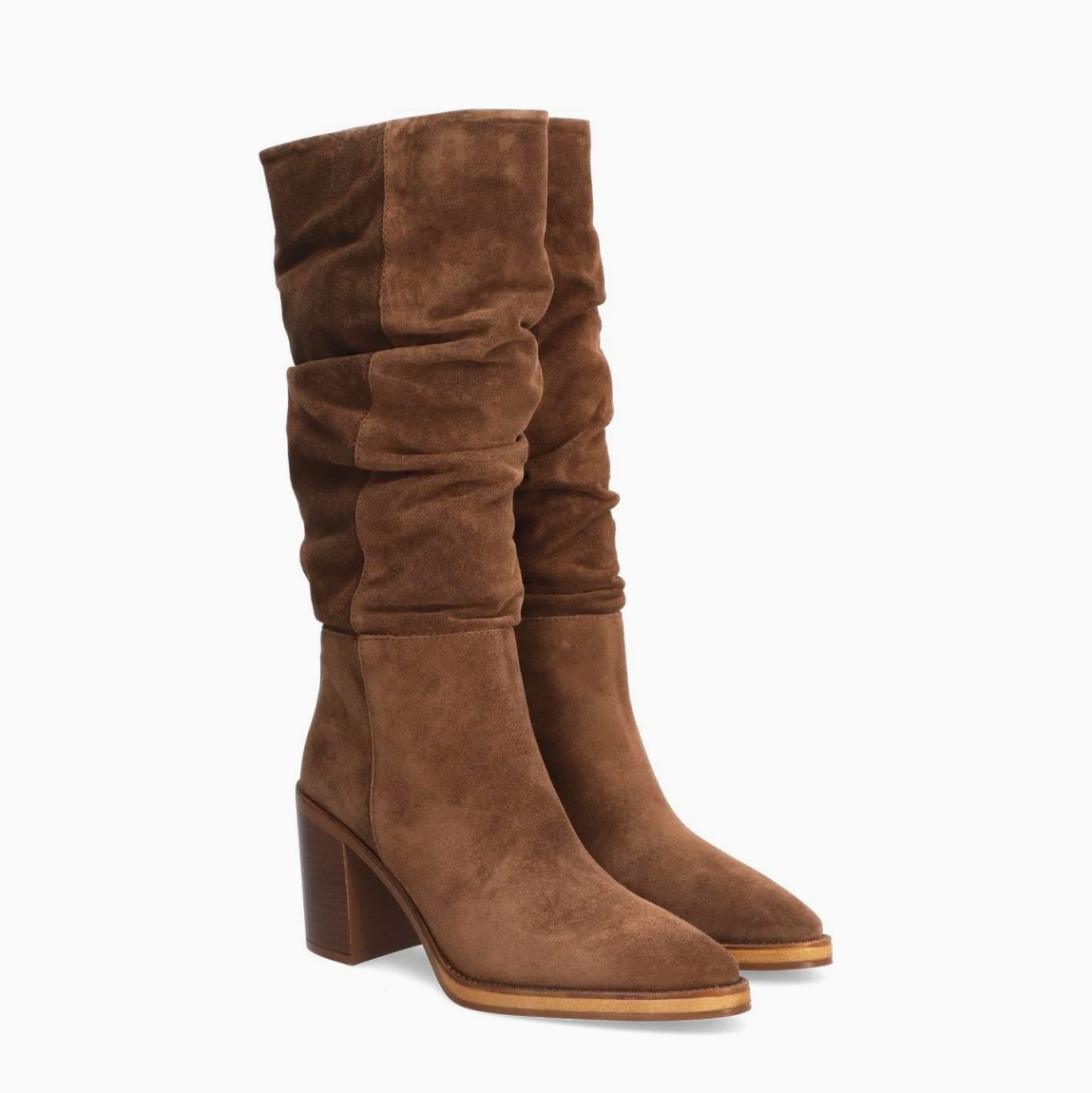 Bota de la marca ALPE, modelo CAMDEN. Botas fabricadas en ante de color marrón con putera lápiz. Interior en piel color marrón. Botas Alpe sin cierre y con un tacón de 8cm de altura. Estas botas ALPE CAMNDEN son unas clásicas, ideales para estilizar y elevar tus looks de temporada!