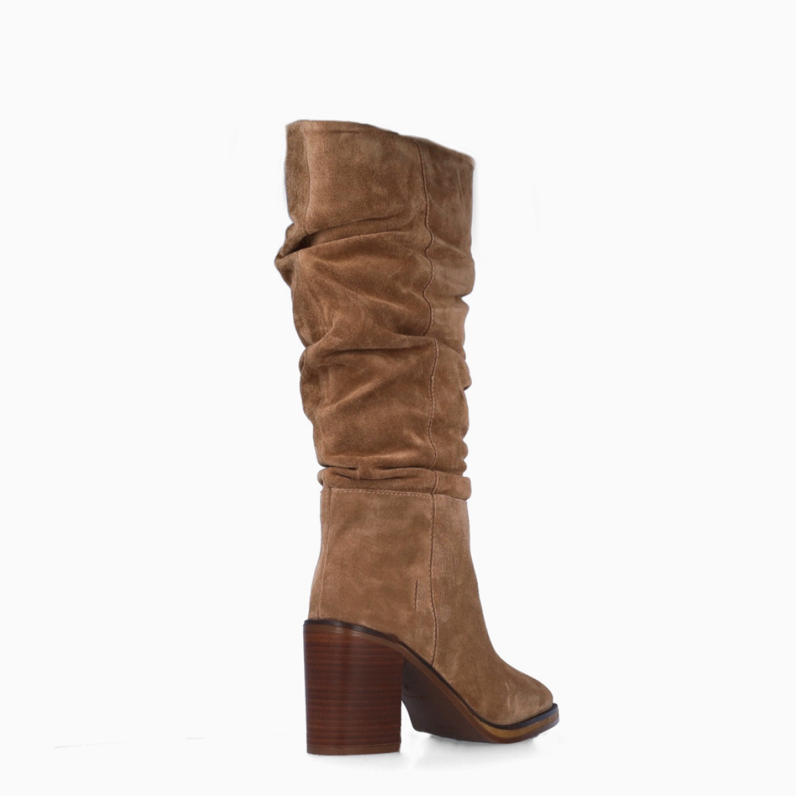 Bota de la marca ALPE, modelo CAMDEN. Botas fabricadas en ante de color marrón con putera lápiz. Interior en piel color marrón. Botas Alpe sin cierre y con un tacón de 8cm de altura. Estas botas ALPE CAMNDEN son unas clásicas, ideales para estilizar y elevar tus looks de temporada!