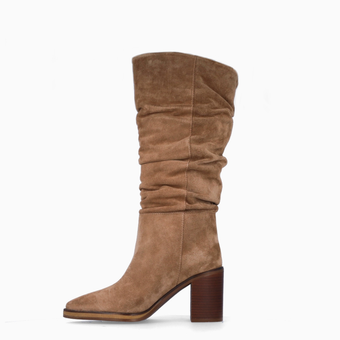 Bota de la marca ALPE, modelo CAMDEN. Botas fabricadas en ante de color marrón con putera lápiz. Interior en piel color marrón. Botas Alpe sin cierre y con un tacón de 8cm de altura. Estas botas ALPE CAMNDEN son unas clásicas, ideales para estilizar y elevar tus looks de temporada!