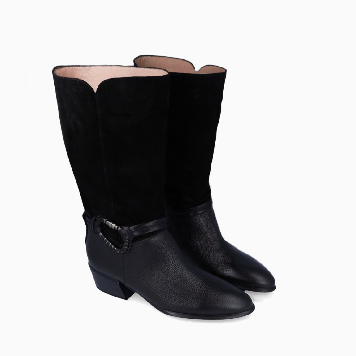 Botas de la marca Hispanitas, modelo VERONA. Exterior piel color negro con puntera de lápiz y detalle de hebilla plateada. Interior en piel color negro. Cierre sin cordones y tacón de 4cm. Estas botas Hispanitas VERONA son ideales para dar estilo y comodidad a tus looks de temporada!