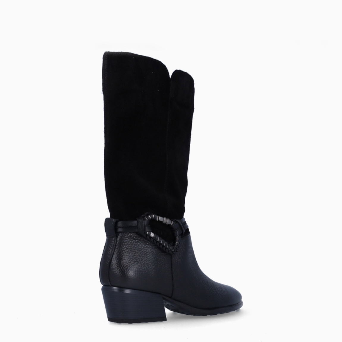 Botas de la marca Hispanitas, modelo VERONA. Exterior piel color negro con puntera de lápiz y detalle de hebilla plateada. Interior en piel color negro. Cierre sin cordones y tacón de 4cm. Estas botas Hispanitas VERONA son ideales para dar estilo y comodidad a tus looks de temporada!