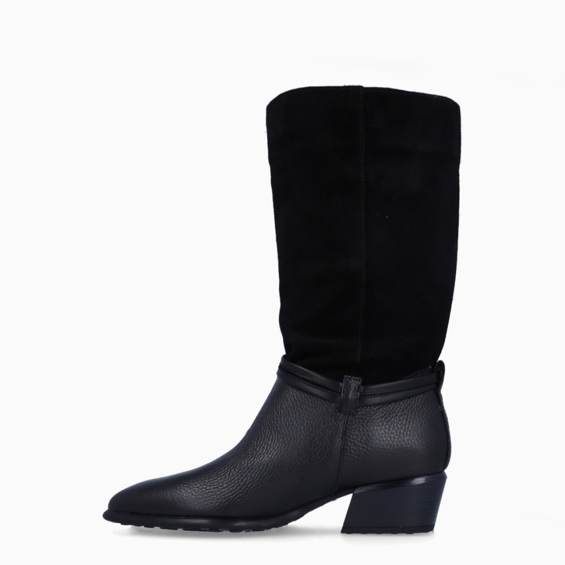Botas de la marca Hispanitas, modelo VERONA. Exterior piel color negro con puntera de lápiz y detalle de hebilla plateada. Interior en piel color negro. Cierre sin cordones y tacón de 4cm. Estas botas Hispanitas VERONA son ideales para dar estilo y comodidad a tus looks de temporada!