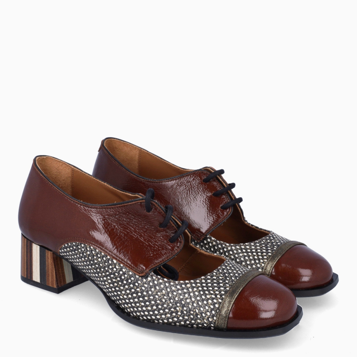 Merceditas de la marca Nemonic, modelo Marine. Exterior en charol color marrón combinano con granate y estampado. Interior en piel de color marrón. Cierre con cordones. Suela con tacón de 3 cm. Plantilla acolchada para garantizar el máximo confort. Un calzado clásico y elegante, con mucha personalidad y detalles que los hacen únicos.