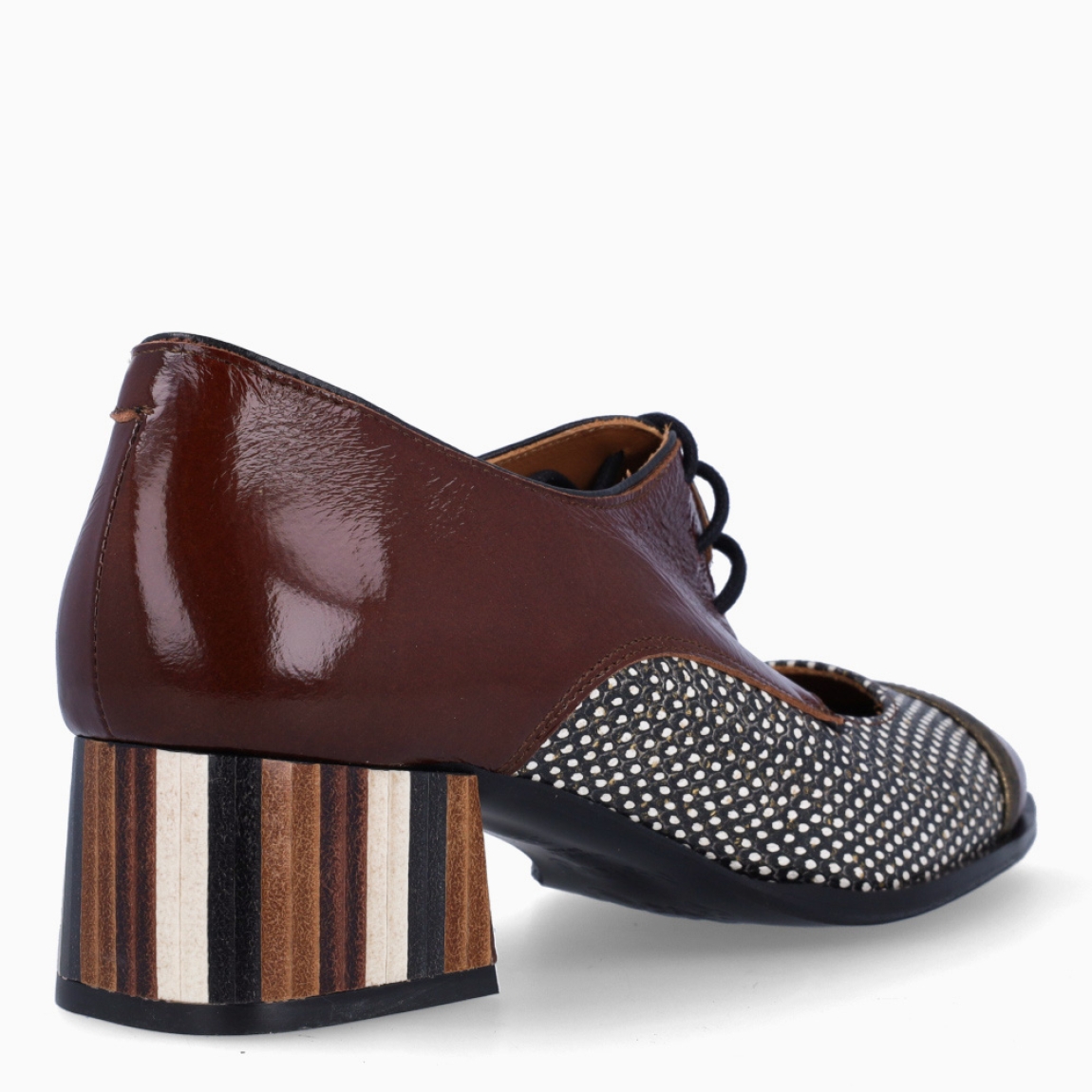 Merceditas de la marca Nemonic, modelo Marine. Exterior en charol color marrón combinano con granate y estampado. Interior en piel de color marrón. Cierre con cordones. Suela con tacón de 3 cm. Plantilla acolchada para garantizar el máximo confort. Un calzado clásico y elegante, con mucha personalidad y detalles que los hacen únicos.