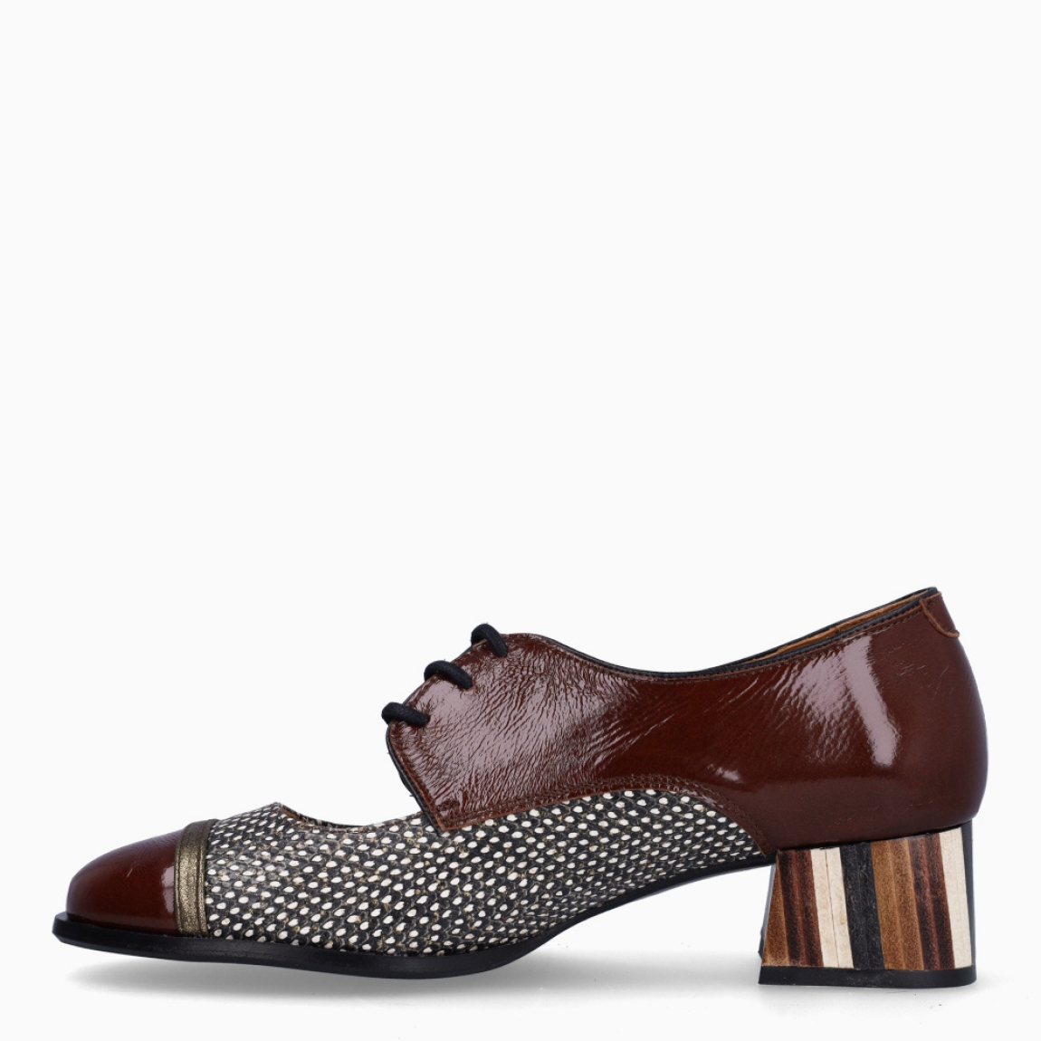 Merceditas de la marca Nemonic, modelo Marine. Exterior en charol color marrón combinano con granate y estampado. Interior en piel de color marrón. Cierre con cordones. Suela con tacón de 3 cm. Plantilla acolchada para garantizar el máximo confort. Un calzado clásico y elegante, con mucha personalidad y detalles que los hacen únicos.